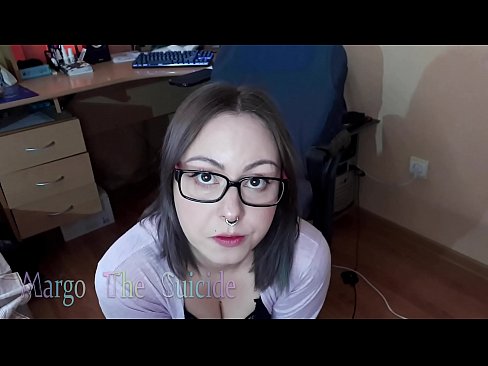 ❤️ Sexy meisje met bril zuigt Dildo diep op camera ☑ Super porn at us ❤