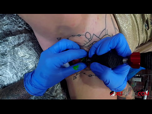 ❤️ Extreem getatoeëerde hottie Sully Savage kreeg een tatoeage op haar clitoris ☑ Super porn at us ❤