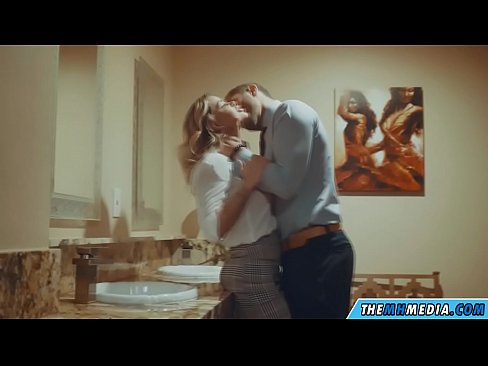❤️ Wanneer een rondborstige blondine je verleidt in een openbaar toilet ☑ Super porn at us ❤